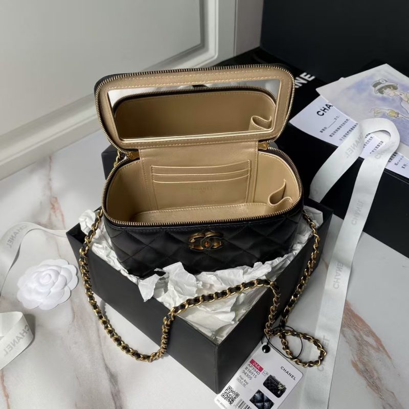 Chanel AP3940 Lambskin Cosmetic Bag Shiny Lambskin Enamel & Gold Metal Black - Image 6