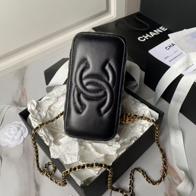 Chanel AP3940 Lambskin Cosmetic Bag Shiny Lambskin Enamel & Gold Metal Black - Image 4