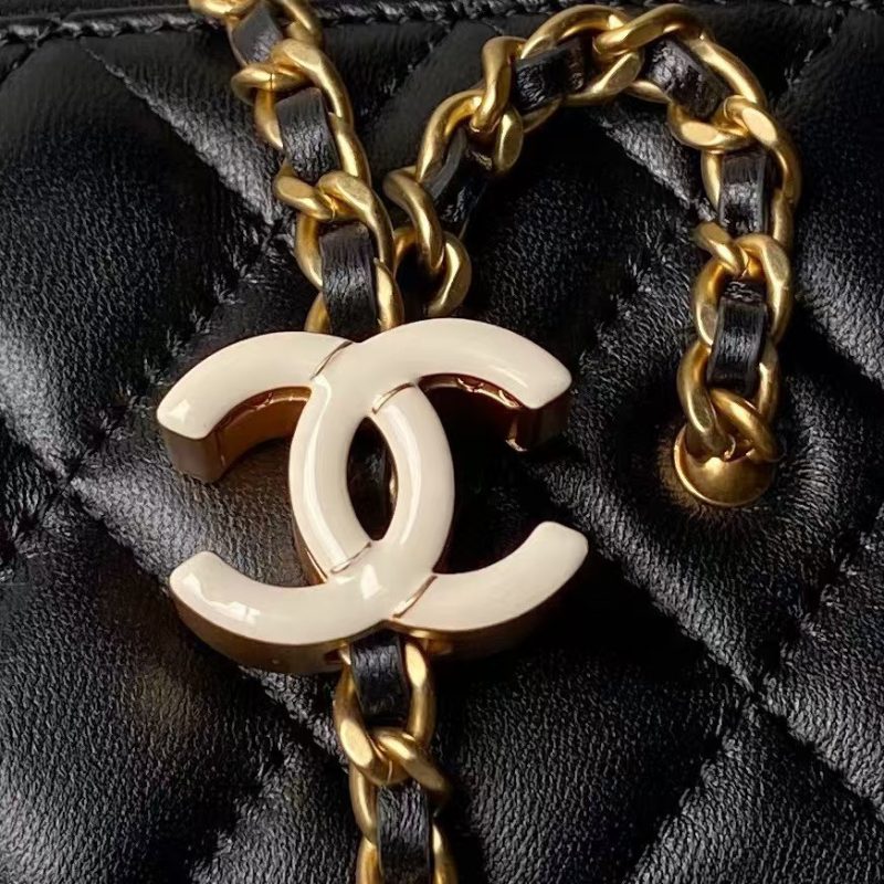 Chanel AP3940 Lambskin Cosmetic Bag Shiny Lambskin Enamel & Gold Metal Black - Image 3