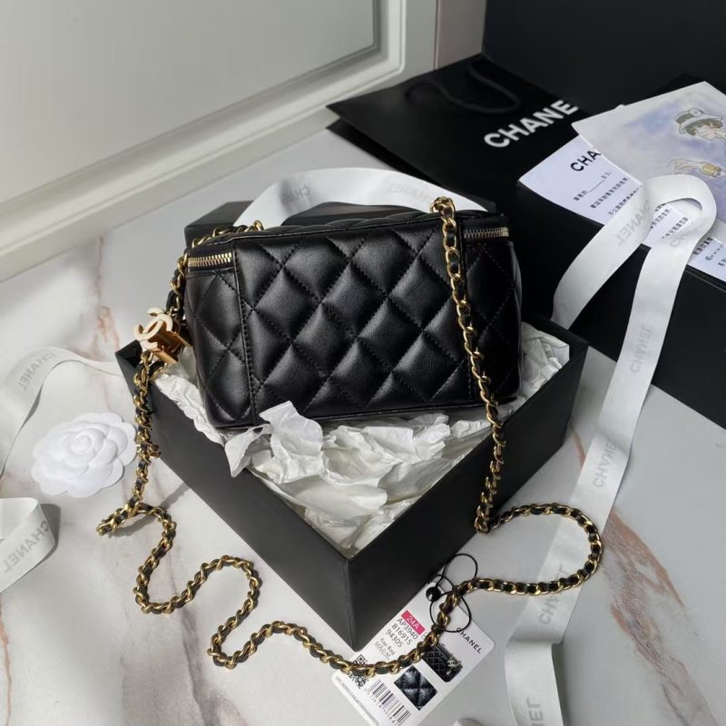 Chanel AP3940 Lambskin Cosmetic Bag Shiny Lambskin Enamel & Gold Metal Black - Image 2