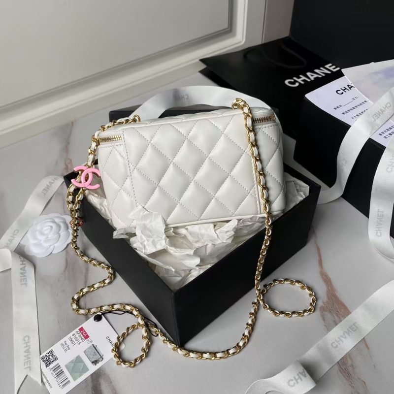 Chanel AP3940 Lambskin Cosmetic Bag Shiny Lambskin Enamel & Gold Metal White - Image 2