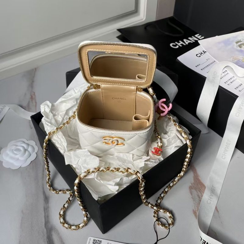 Chanel AP3941 Mini Vanity Case Lambskin Enamel & Gold-Tone Metal White - Image 4