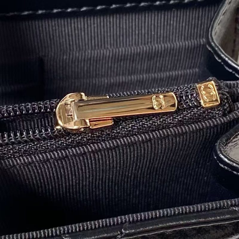 Chanel 24P AP3803 Shiny Crinkled Lambskin Chain Clutch Pearl Handle Black - Image 8