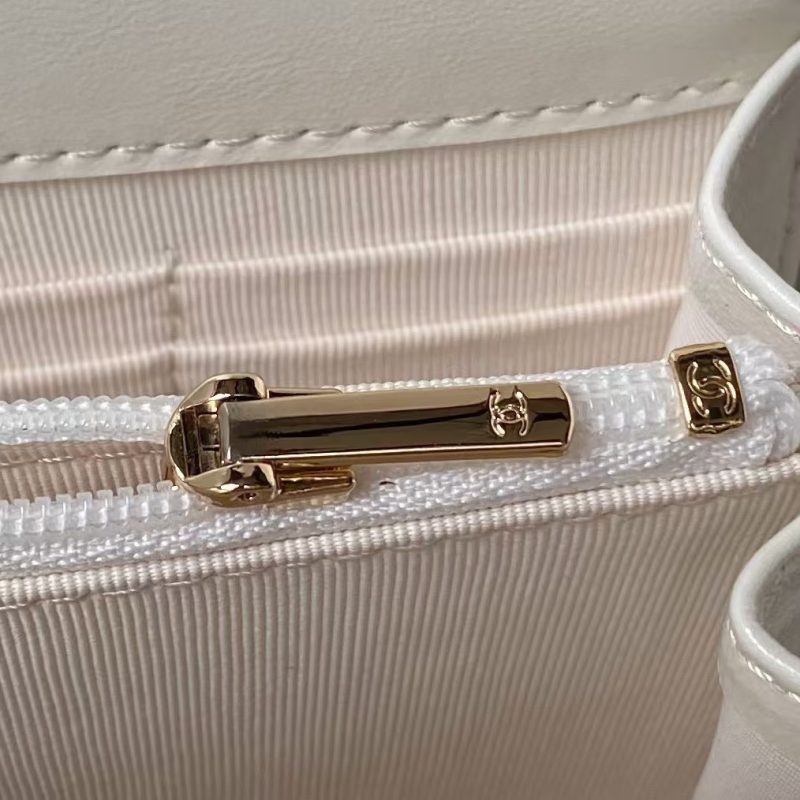 Chanel 24P AP3803 Shiny Crinkled Lambskin Chain Clutch Pearl Handle White - Image 7