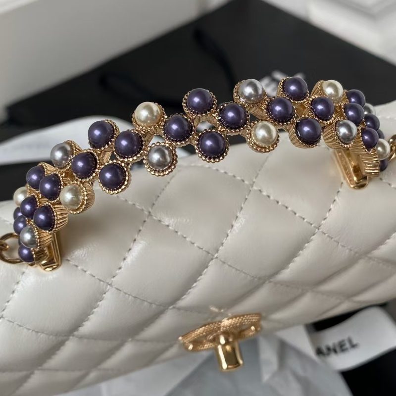 Chanel 24P AP3803 Shiny Crinkled Lambskin Chain Clutch Pearl Handle White - Image 6