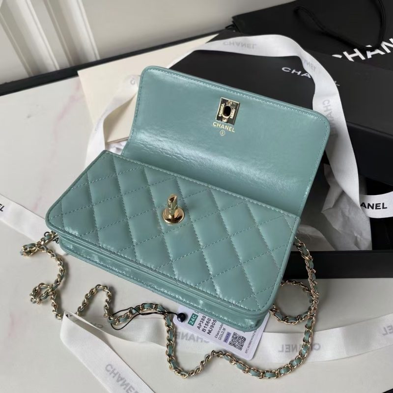 Chanel 24P AP3803 Shiny Crinkled Lambskin Chain Clutch Pearl Handle Green - Image 5