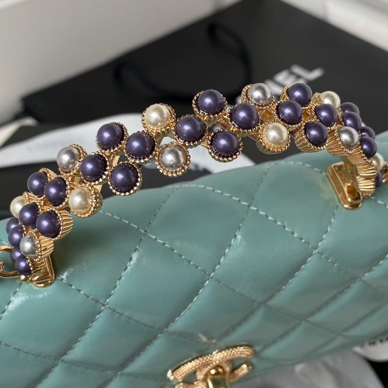 Chanel 24P AP3803 Shiny Crinkled Lambskin Chain Clutch Pearl Handle Green - Image 4