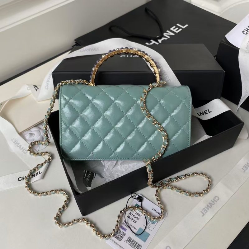 Chanel 24P AP3803 Shiny Crinkled Lambskin Chain Clutch Pearl Handle Green - Image 2
