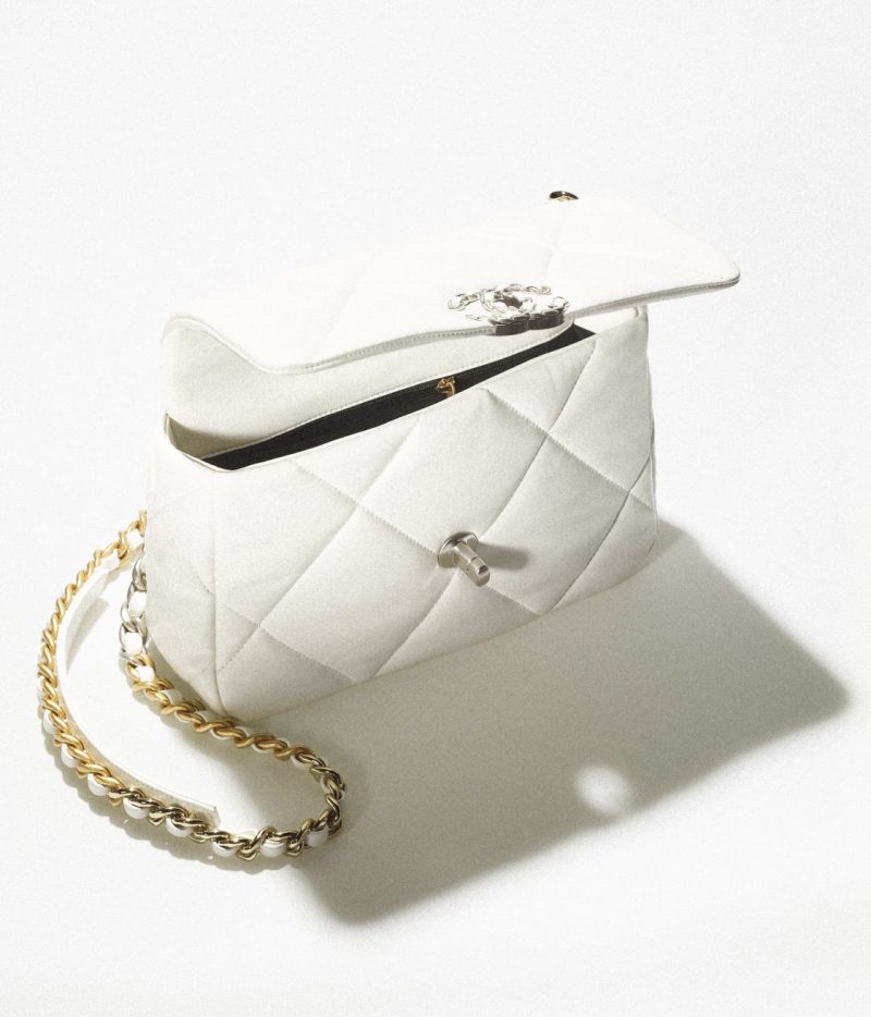 CHANEL 19 HANDBAG - Image 3