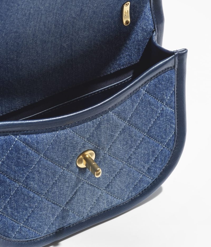 CHANEL SMALL MESSENGER BAG - Image 3