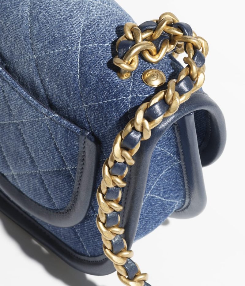 CHANEL SMALL MESSENGER BAG - Image 4