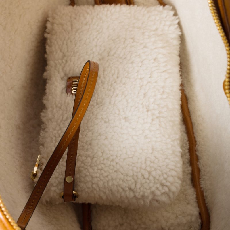 Beau shearling top-handle bag - Image 4