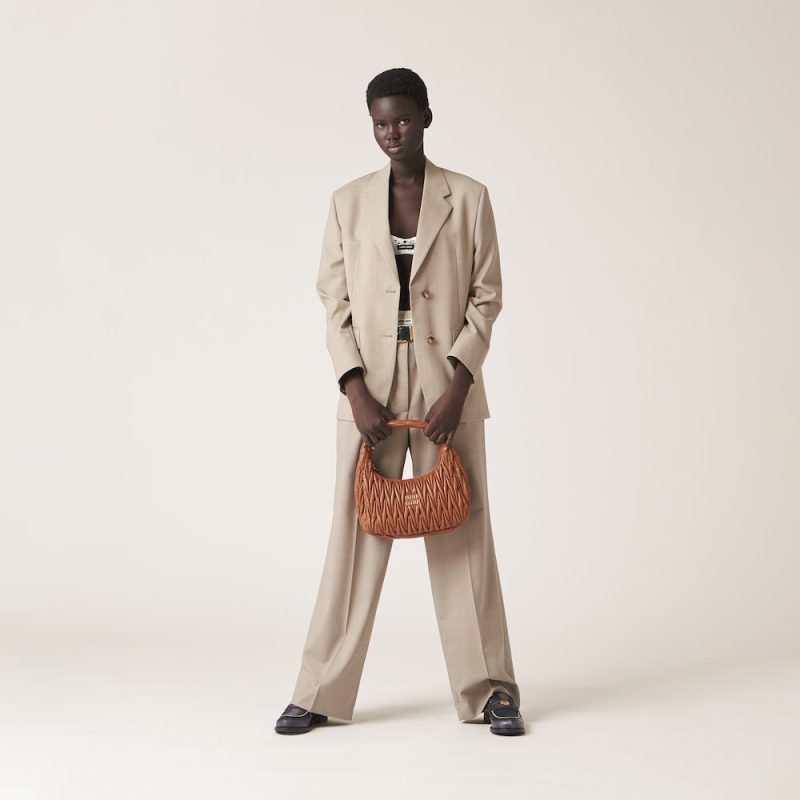 Large wander matelassé nappa leather hobo bag - Image 4