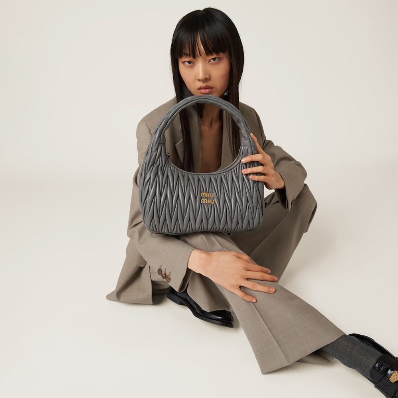 Large wander matelassé nappa leather hobo bag - Image 5