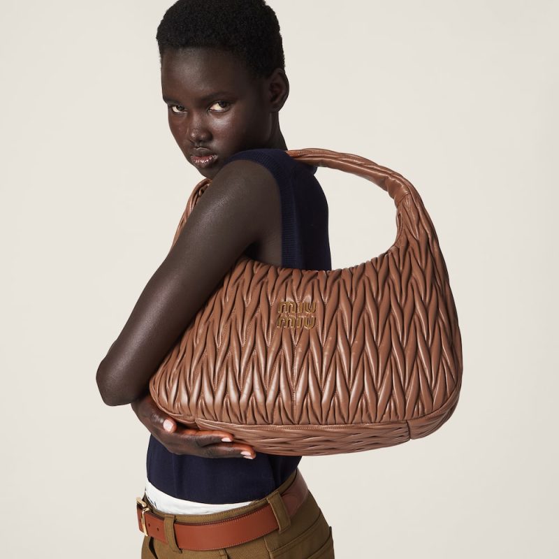 Maxi wander matelassé nappa leather hobo bag - Image 2