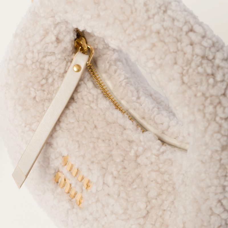Wander shearling hobo bag with leather details - Image 5