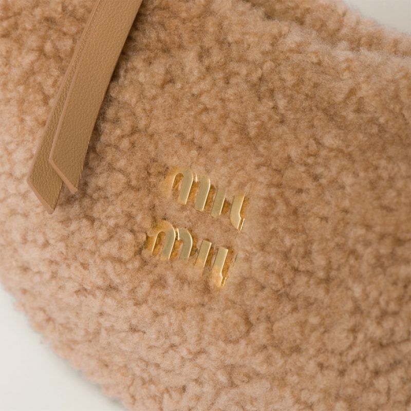 Wander shearling hobo bag with leather details - Image 6