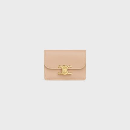 CARD HOLDER WITH FLAP TRIOMPHE IN SHINY CALFSKIN OAT BEIGE