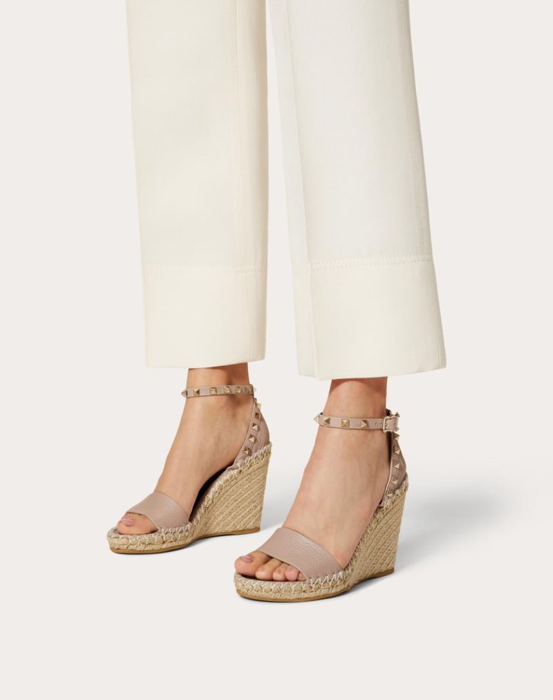 DOUBLE ROCKSTUD GRAINY CALFSKIN WEDGE SANDAL 105 MM - Image 4