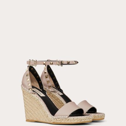 DOUBLE ROCKSTUD GRAINY CALFSKIN WEDGE SANDAL 105 MM