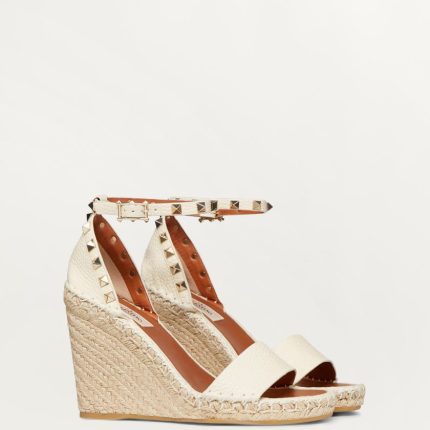 DOUBLE ROCKSTUD GRAINY CALFSKIN WEDGE SANDAL 105 MM