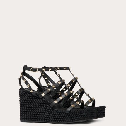 ROCKSTUD ANKLE STRAP WEDGE SANDAL IN CALFSKIN LEATHER 95 MM