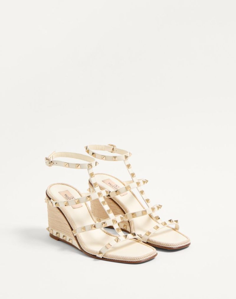 ROCKSTUD WEDGE SANDAL IN CALFSKIN WITH CORNELY EMBROIDERY 80MM