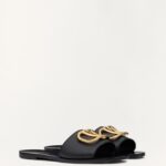 VLOGO SIGNATURE SLIDE SANDAL IN GRAINY COWHIDE WITH ACCESSORY